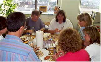 eating.jpg (28431 bytes)